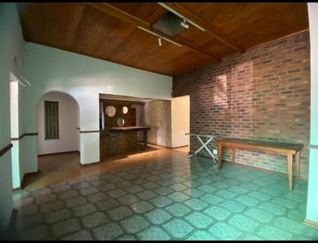 9 BEDROOM HOUSE FOR SALE IN BEDWORTH PARK